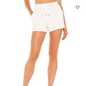 Alo Yoga Ivory dreamy short size small, perfect condition